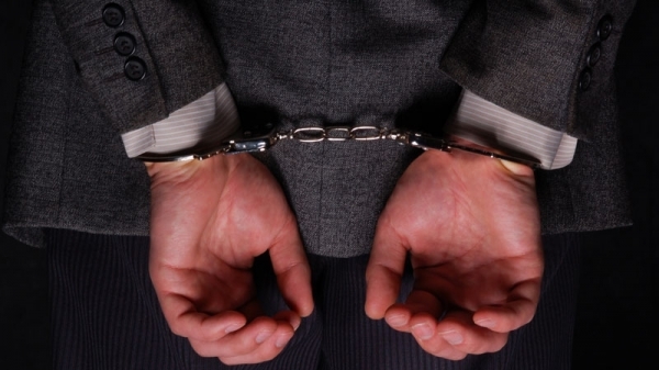 Pour l’aider dans une affaire : Il demande à sa femme de séduire un responsable