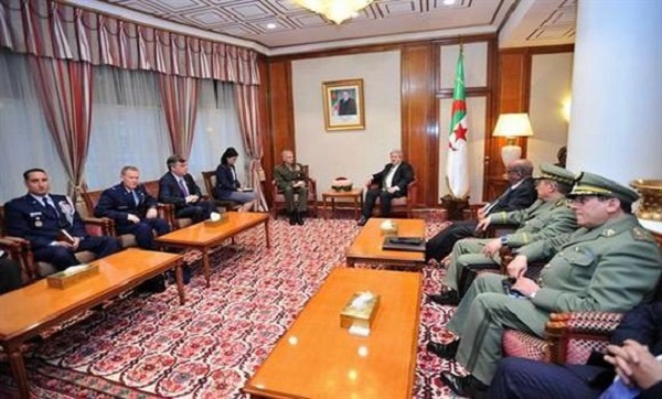 Ouyahia reçoit le commandant de l&rsquo;Africom