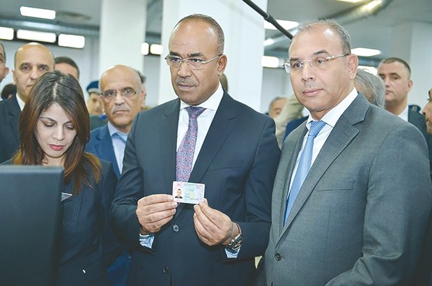 Pourtant, ce n’est que le permis à points : C’est l’œuvre du président, répète, quatre fois, Bedoui