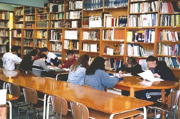 Lycée Bentouati à Sétif : Des élèves offrent des livres à la bibliothèque de l’établissement