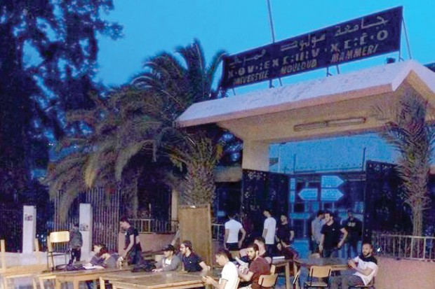Coupures d’électricité à la bibliothèque de l’université de Tizi ouzou : Les étudiants révisent sous les réverbères