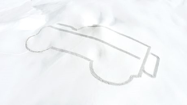 Jaguar Land Rover : Land Rover célèbre ses 70 ans en dessinant un Defender géant sur la neige