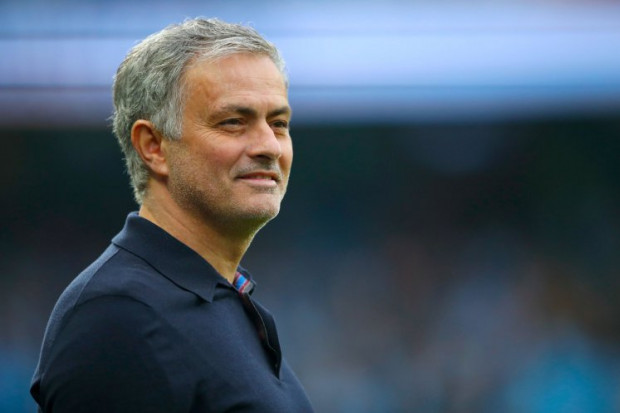 Man Utd : Mourinho félicite City