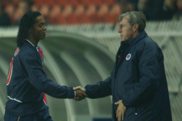 Ronaldinho et Luis Fernandez se tirent dessus par messages interposés