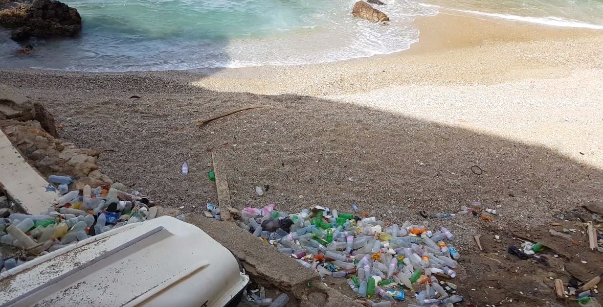 La Bled-trotter « Ihcène- The Algventurous girl » lance une campagne de nettoyage de la plage Rais Hamidou