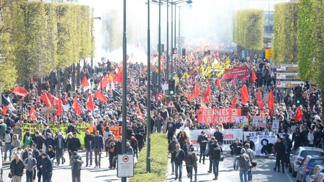 Grogne sociale et enchaînement de grèves en France, le gouvernement joue gros
