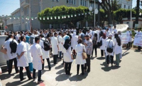 Médecins résidents: sit-in de protestation dans l&rsquo;enceinte du CHU Mustapha Pacha
