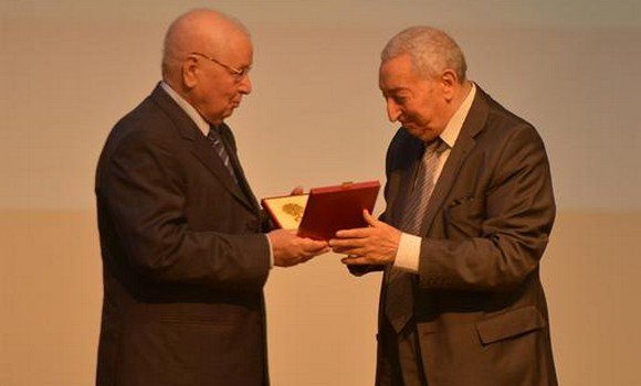 Des médailles de l’ordre du mérite décernées à des hommes de lettre, intellectuels et artistes algériens et étrangers