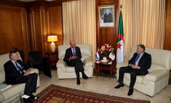 Guitouni s’entretient avec le ministre des AE des Pays-Bas sur la coopération énergétique