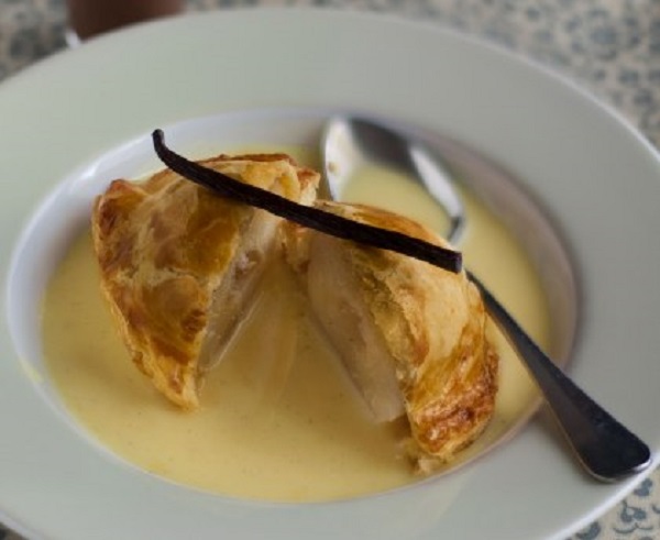 Feuilleté aux poires, cannelle et chocolat chaud