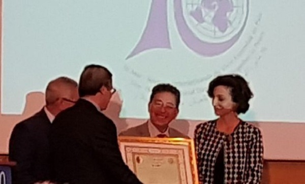 Le président Bouteflika décore Khaled Bentounès de la médaille Ahid de l&rsquo;ordre du Mérite national