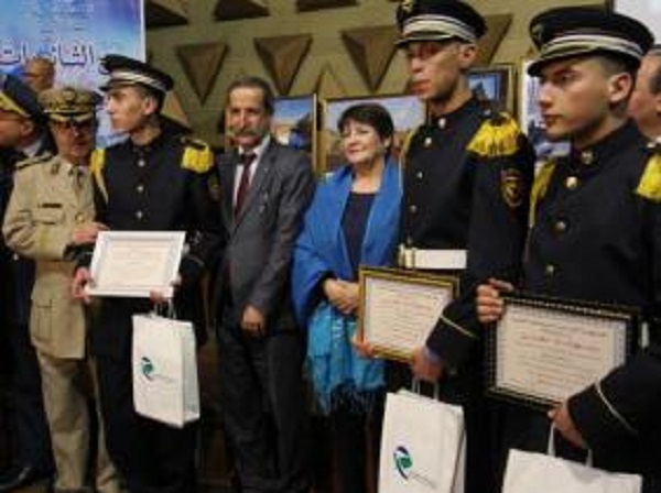 Gaïd Salah félicite l&rsquo;Ecole des Cadets de la Nation de Sétif vainqueur de la Compétition « Inter-Lycées »