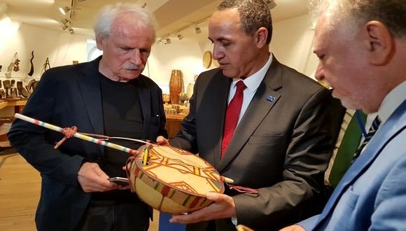 Fondation GoodPlanet : Mihoubi offre un imzad et un r’bab