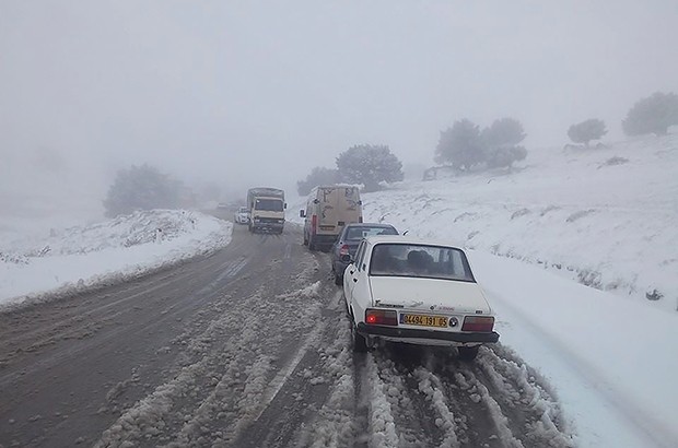 Médéa, Tiaret: La neige perturbe la circulation
