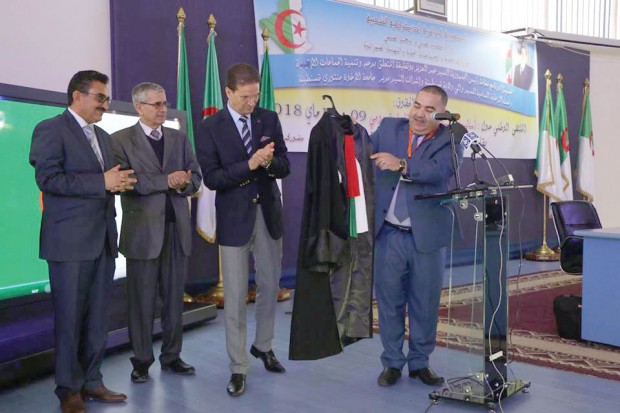 Un présent de la faculté de droit de Constantine : Une robe de magistrat pour Bouteflika