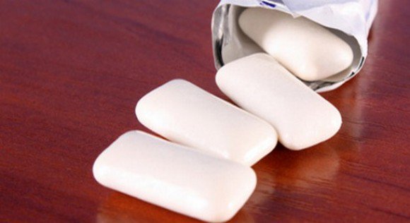 Le chewing-gum en marchant, allié contre le surpoids chez les hommes (étude)