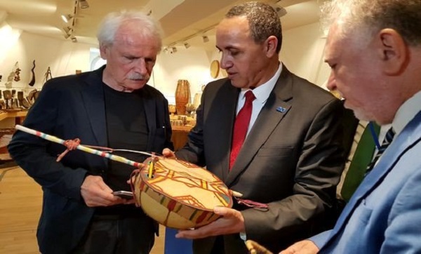 Mihoubi offre un imzad et un r&rsquo;bab à la Fondation GoodPlanet