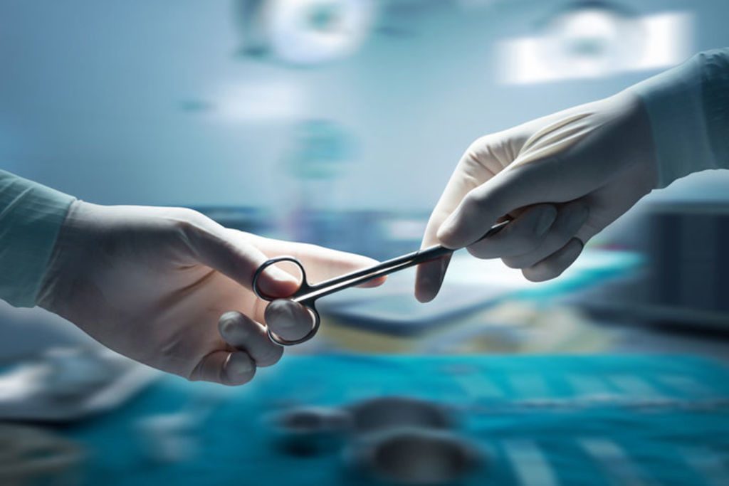 CHU de Tizi Ouzou – «Surrénalectomie gauche cœlioscopique»: Une première au service de chirurgie générale