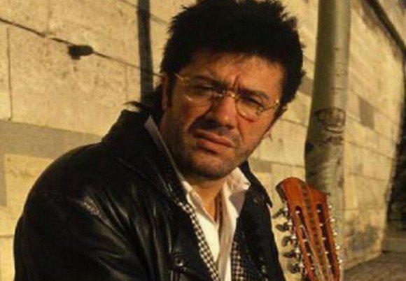 Tizi-Ouzou: des milliers de personnes se recueillent à la mémoire de Matoub Lounès