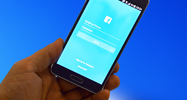 Qui se cache derrière les faux comptes Facebook ?