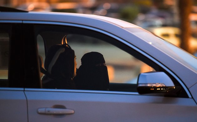 Arabie saoudite : les autorités commencent à délivrer des permis de conduire à des femmes