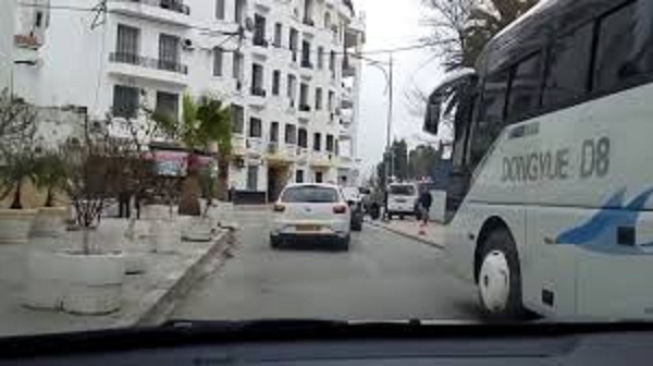 Aïn Smara: La mairie et les pôles universitaires 2&prime; et 3&prime; dans le noir