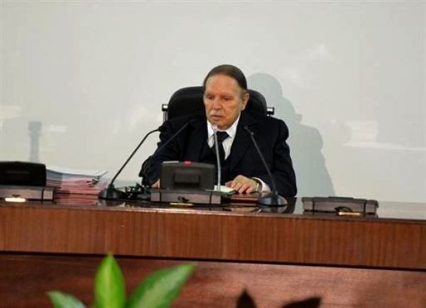 Bouteflika a décidé le retrait de toute augmentation de droits pour les documents administratifs