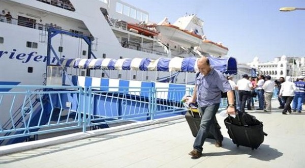 Des équipes navigantes de contrôle à bord : débarquement sans contraintes des bateaux pour nos émigrés