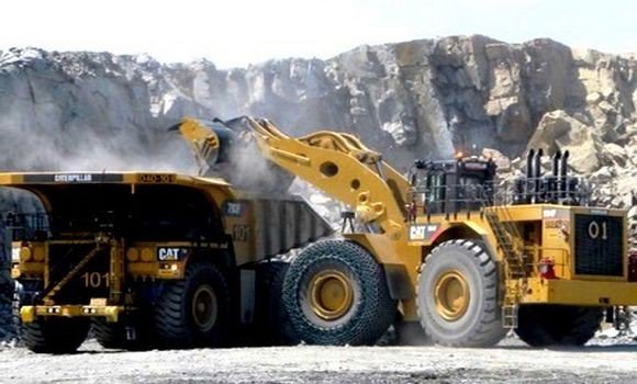 Yousfi appelle à accroitre la production minière et ordonne l’ouverture de la mine d’Ain Kahela