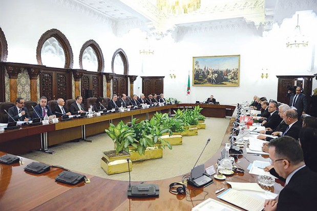 Conseil des ministres: un second report et des interrogations