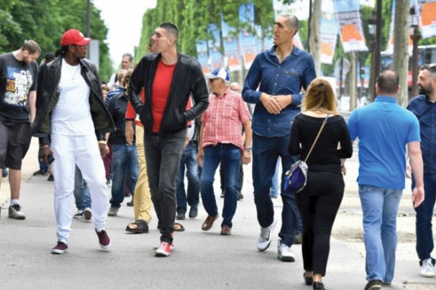 Ils se retrouvent pour un week-end d’échanges : Les plus grands hommes du monde en balade à Paris