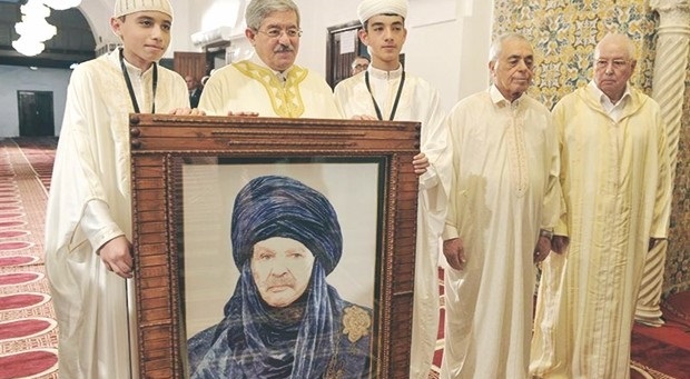 Séance photo avec le portrait de Bouteflika à Djamaâ El-Kebir