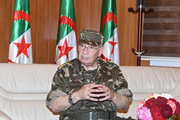 Gaïd Salah entame une visite de travail et d’inspection en 2ème Région Militaire