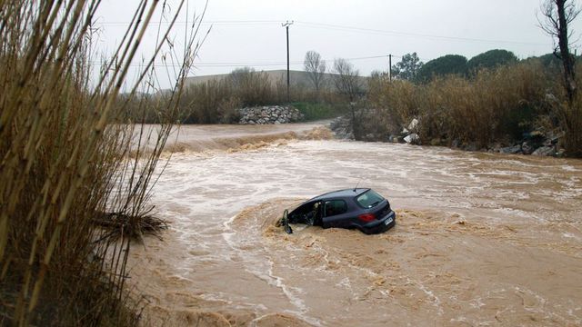 Un automobiliste emporté par les flots !