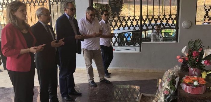 Le ministre de la Culture se recueille sur la tombe du chanteur Lounes Matoub