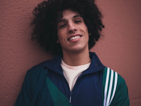 Plus de 2500 algériens venus acclamer Rilès, la nouvelle star montante du rap.