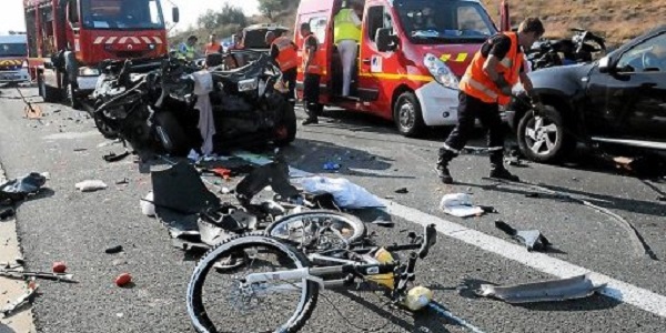 Belgique: une voiture fonce dans une course cycliste
