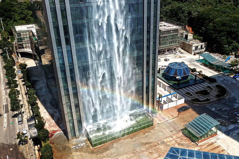 Chine : Un gratte-ciel improbable… avec cascade intégrée