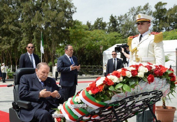 Le président Bouteflika se recueille à la mémoire des martyrs de la Révolution