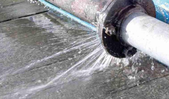 Les fuites “indomptables” d’eau à Mostaganem : 10.000 mètres cubes perdus en une journée