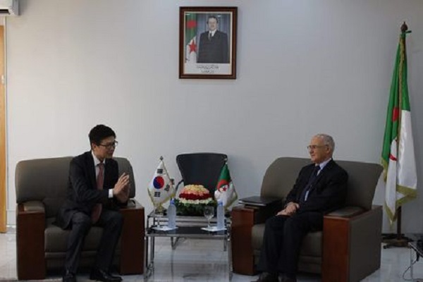 Sous-traitance : Yousfi discute sous-traitance avec l’ambassadeur de la République de Corée en Algérie