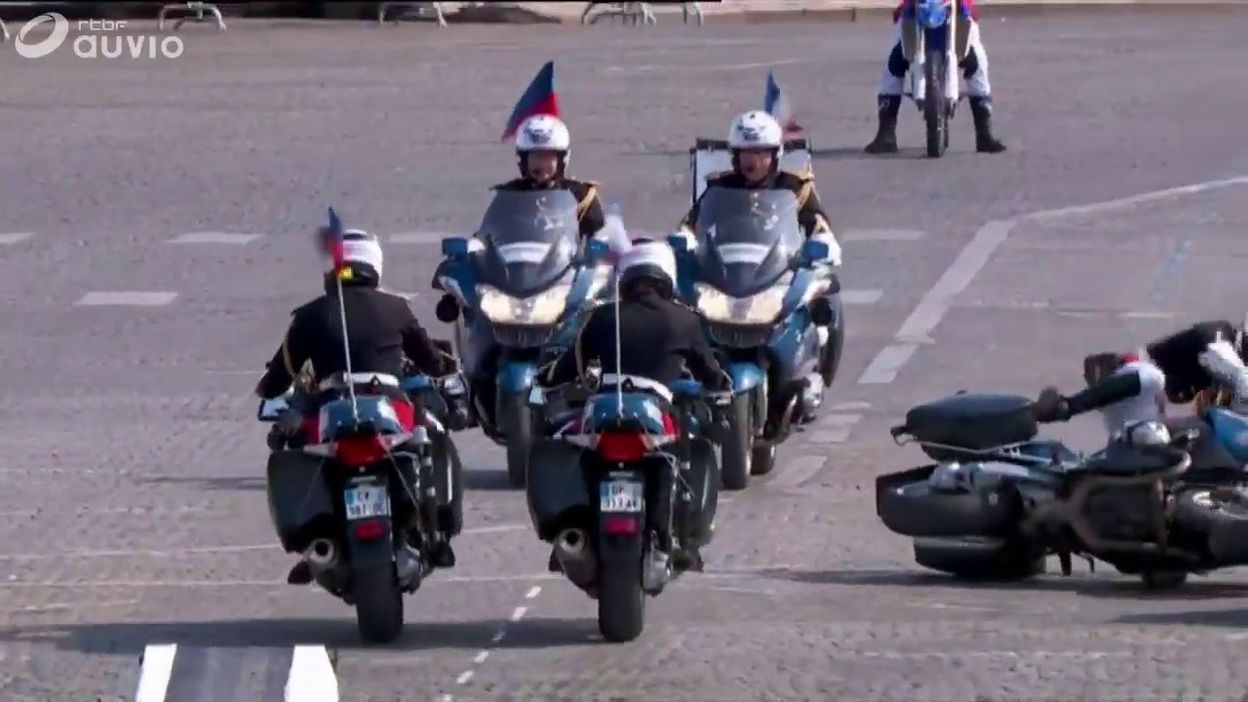 Vidéo – Défilé du 14 Juillet en France : des motards de la gendarmerie se percutent et chutent