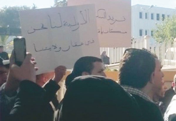 Programme AADL 2001-2002 : Des souscripteurs manifestent à Sidi Abdallah