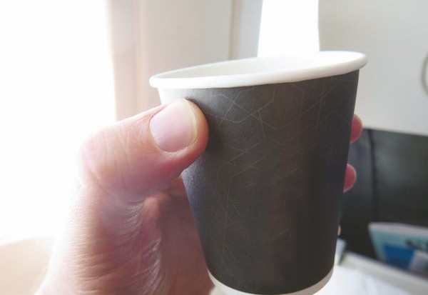 Même l’aéroport n’est pas épargné : Du café servi dans des gobelets
