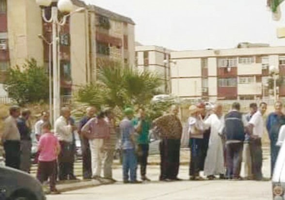 Arrêt sur image / vu à Draâ El-Bordj (Bouira) : Rush sur le seul DAB de la ville