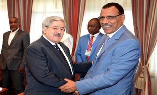 Ouyahia reçoit le ministre nigérien de l&rsquo;Intérieur