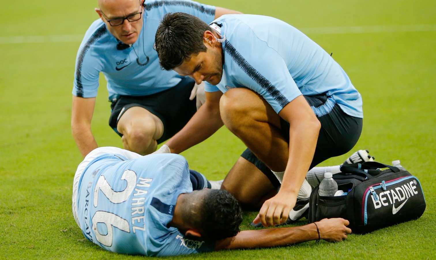 Mahrez en béquilles : Grave blessure ?