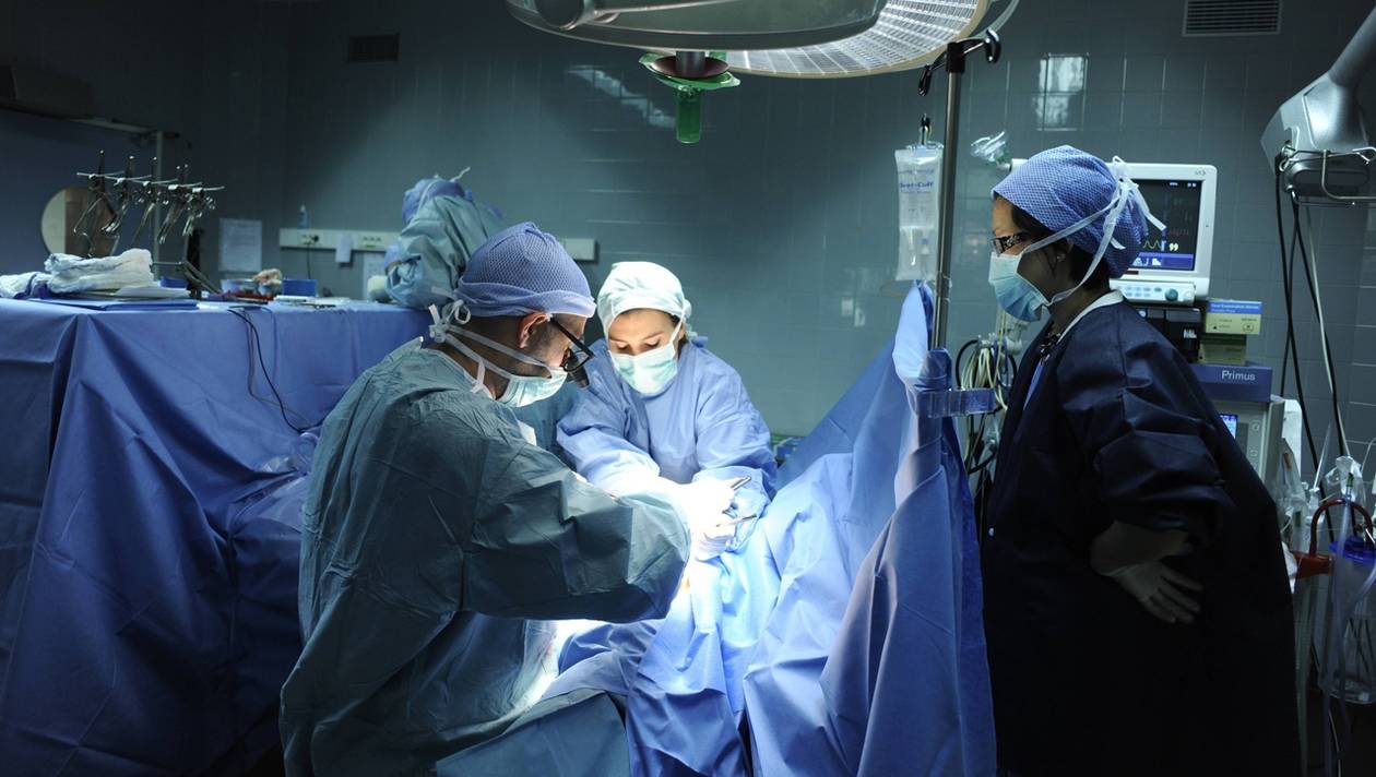 Béjaïa: Des chirurgiens algériens sauvent un homme qui a un couteau dans la nuque