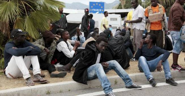 Italie/migrants: des militants s’enchaînent devant un ministère