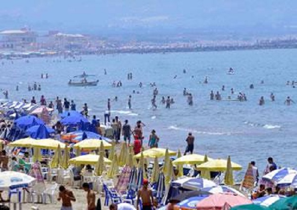 Aïn-Témouchent: Les parasols envahissent la plage de Terga